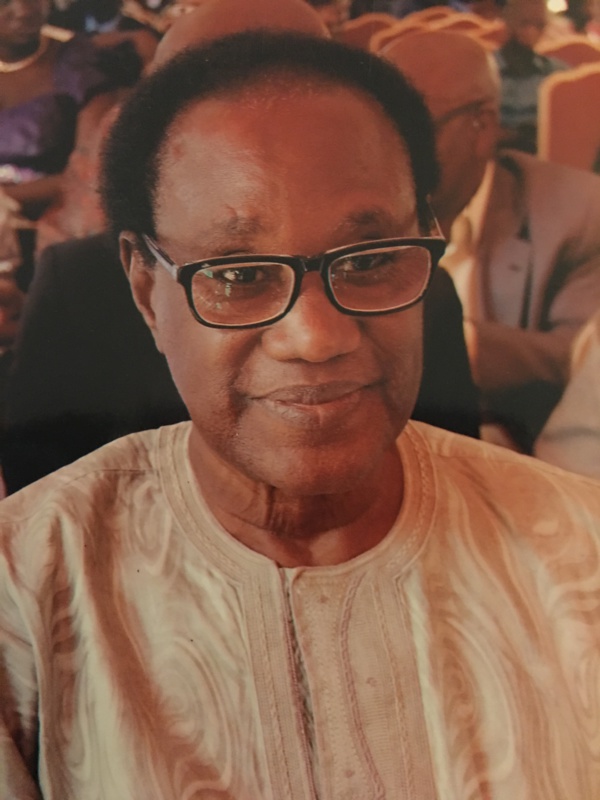 Le professeur Bassirou Dieng de la faculté des lettres et sciences humaines de l’Université Cheikh Anta Diop de Dakar a été rappelé à Dieu la nuit du vendredi 23 au  samedi 24 décembre et inhumé  à Touba.
