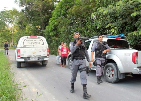 La police à la recherche de fugitif après l'émeute dans la prison de Manaus, le 2 janvier 2017