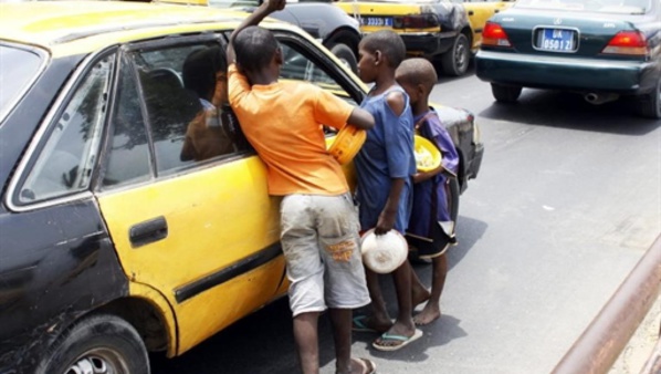 Des enfants talibés qui mendient dans les rues de Dakar. © AFP/Moussa Sow