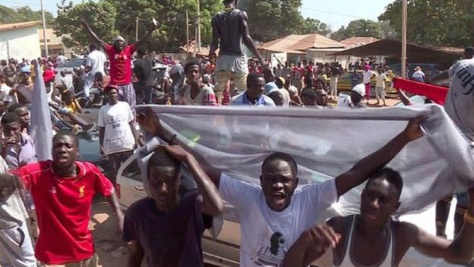 Des Gambiens arrêtés pour avoir porté et vendu des T-shirts à l'effigie de Barrow