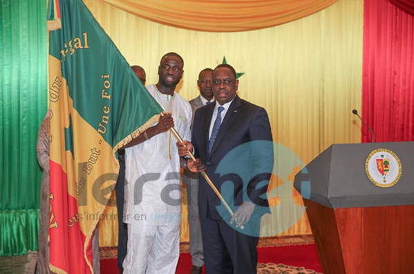 Photos: la remise traditionnelle du drapeau national aux « Lions » de la Téranga par le Président de la République S.E.M. Macky Sall