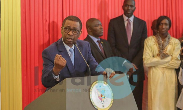 Photos: la remise traditionnelle du drapeau national aux « Lions » de la Téranga par le Président de la République S.E.M. Macky Sall