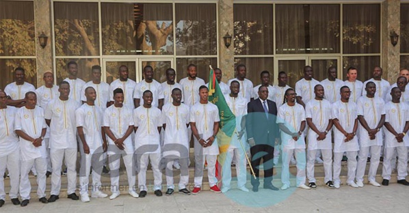 Photos: la remise traditionnelle du drapeau national aux « Lions » de la Téranga par le Président de la République S.E.M. Macky Sall
