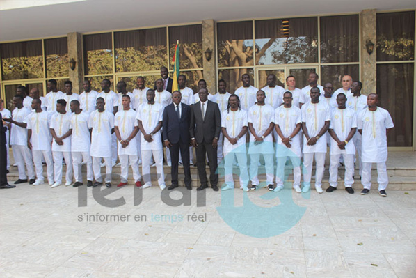 Photos: la remise traditionnelle du drapeau national aux « Lions » de la Téranga par le Président de la République S.E.M. Macky Sall