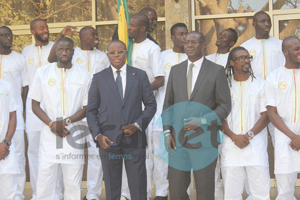 Photos: la remise traditionnelle du drapeau national aux « Lions » de la Téranga par le Président de la République S.E.M. Macky Sall