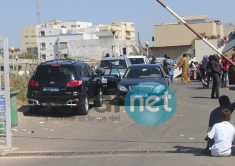 Image: retour de parquet pour Bamba Fall au tribunal de Dakar, ses camarades politiques à son chevet