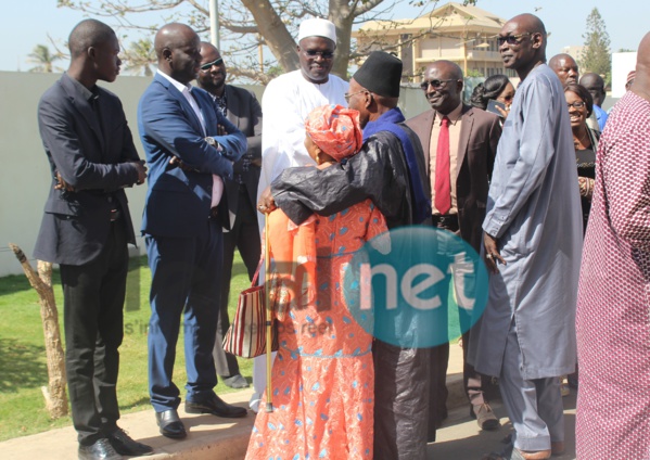 Image: retour de parquet pour Bamba Fall au tribunal de Dakar, ses camarades politiques à son chevet