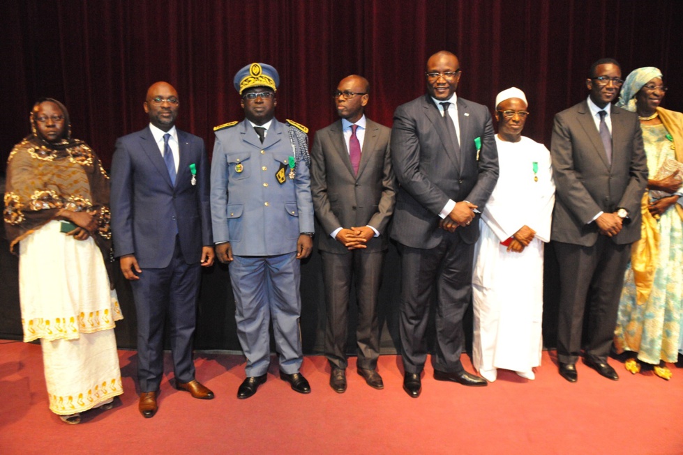 Photo People : Amadou Bâ remet l'Ordre National du Lion à son frère Mouhammadou Makhtar Cissé