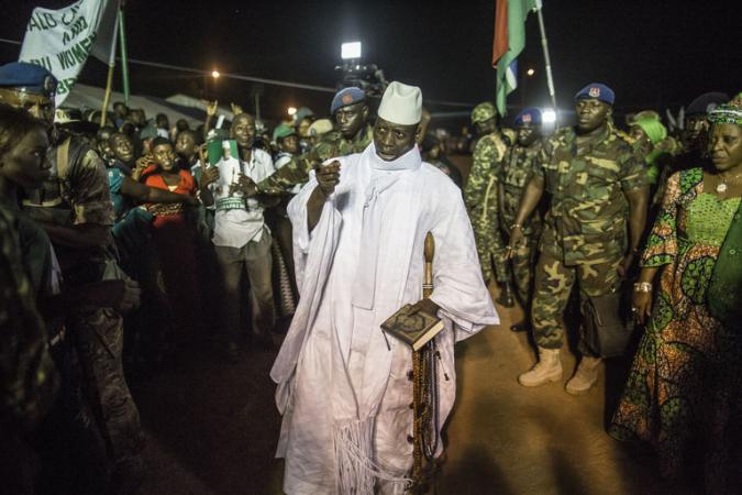 Théoriquement, les forces armées gambiennes qui ont renouvelé mercredi leur allégeance à M. Jammeh, ne comptent que 1000 soldats.