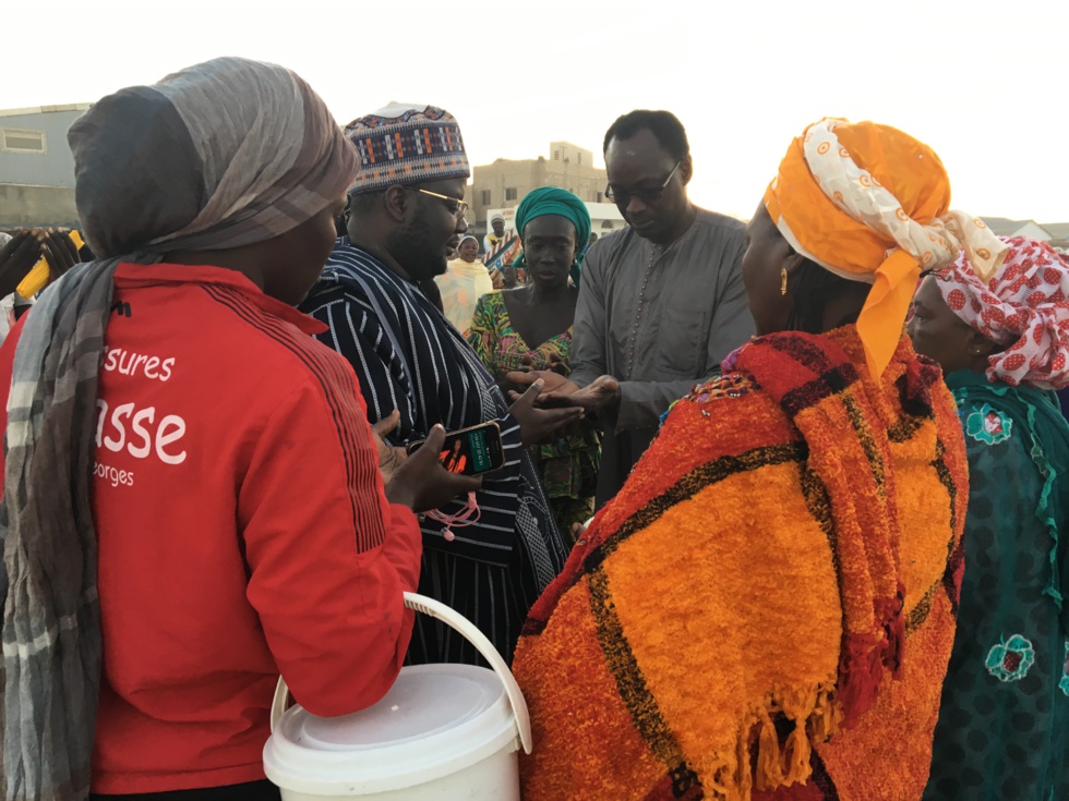 Photos : Serigne Mansour Niasse, un marabout modeste qui achète du poisson pour ses femmes