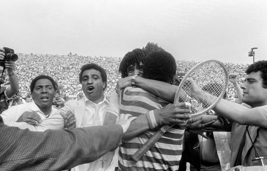 Yannick Noah dans les bras de son père après sa victoire à Roland-Garros en 1983. DOMINIQUE FAGET / AFP