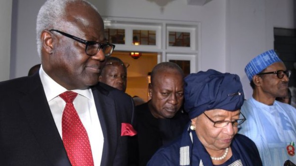 La Présidente du Libéria Ellen Johnson Sirleaf, le président de la Sierra Leone Ernest Bai Koroma, le président du Nigeria Muhammadu Buhari et le président sortant du Ghana John Dramani Mahama à l'hôtel à Serekunda, le 13 décembre 2016 en Gambie.