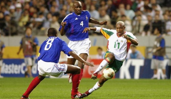 El hadji Diouf à l'assaut de Marcel Dessaily et Patrick Vieira, lors du match d'ouverture du Mondial 2002 (France-Sénégal 0-1)