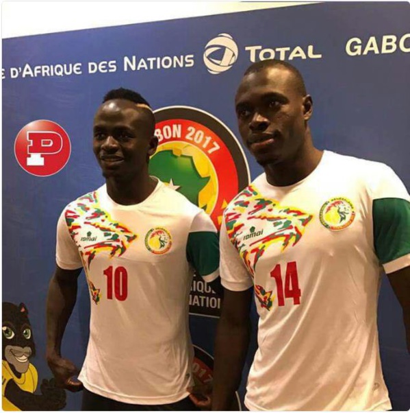 Photo : CAN 2017: Sadio Mané et Zarco présentent les nouveaux maillots du Sénégal