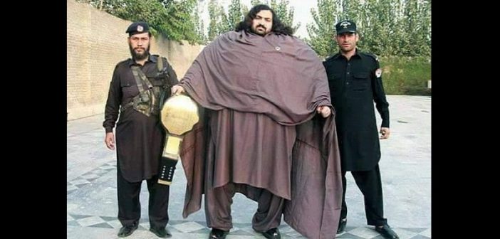 Insolite : A 25 ans, Arbab Khizer Hayat pèse 435 Kg et réalise des exploits impressionnants…photos