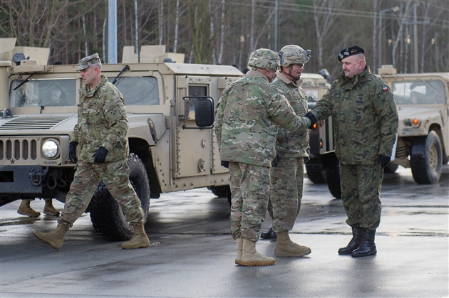 Le colonel américain Christopher Norrie, à gauche, serre la main du général polonais Jaroslaw Mika, photo prise ce jeudi