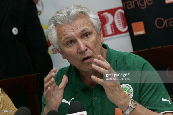 En 2008, après un nul contre la Tunisie (2-2), Henry Kasperczak avait démissionné de son poste de sélectionneur du Sénégal après l’élimination des Lions au premier tour, tout en refusant de rentrer à Dakar avec les joueurs. En 2008, après un nul contre la Tunisie (2-2), Henry Kasperczak avait démissionné de son poste de sélectionneur du Sénégal après l’élimination des Lions au premier tour, tout en refusant de rentrer à Dakar avec les joueurs.