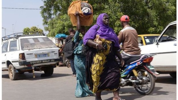 Certaines femmes et enfants commencent à quitter le pays.