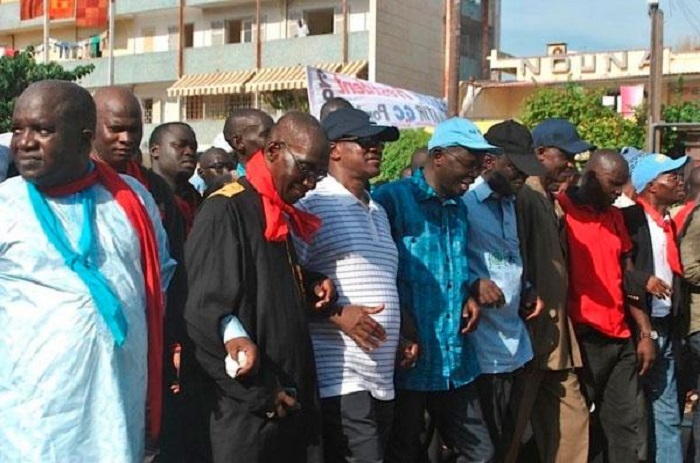 Des leaders du FPDR lors d'une marche de l'oposition