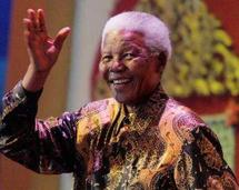 Nelson Mandela, premier président noir sud-africain, félicite Obama