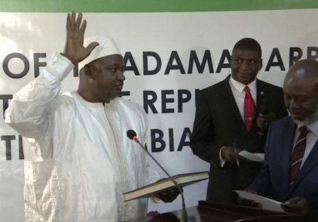 Le Président élu de la Gambie Adama Barrow prêtant serment