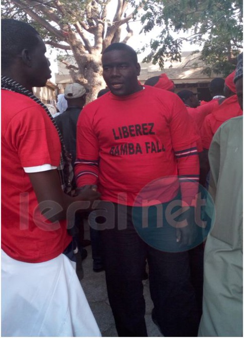Photo- les partisans du maire de la Médina, Bamba Fall brandissent la couleur rouge pour protester contre son son arrestation!!!