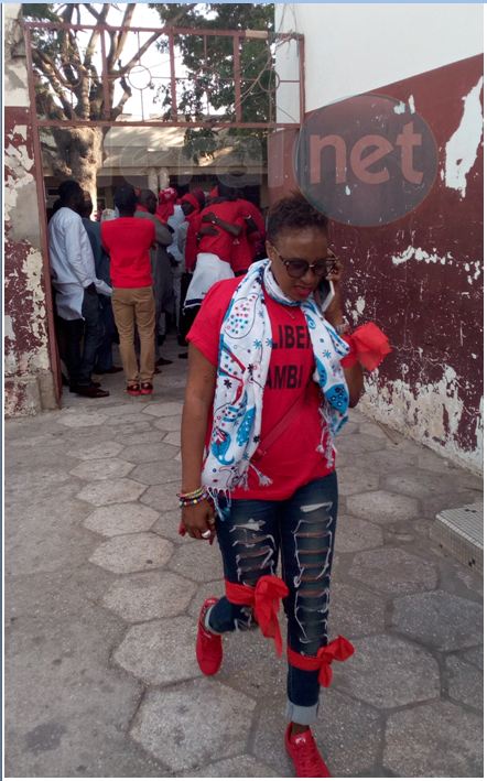 Photo- les partisans du maire de la Médina, Bamba Fall brandissent la couleur rouge pour protester contre son son arrestation!!!