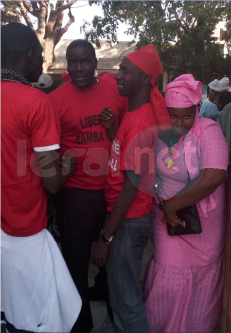 Photo- les partisans du maire de la Médina, Bamba Fall brandissent la couleur rouge pour protester contre son son arrestation!!!
