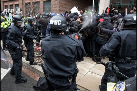 Photos- Incidents lors du rassemblement anti-Trump, la police de Washington arrête plus de 90 manifestants