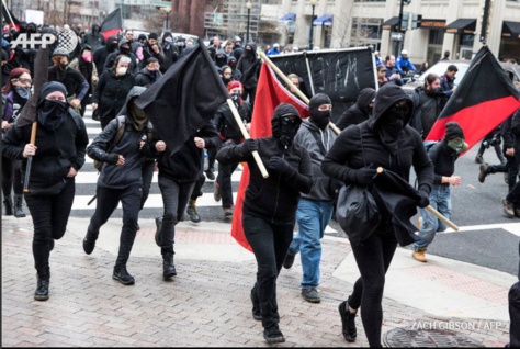 Photos- Incidents lors du rassemblement anti-Trump, la police de Washington arrête plus de 90 manifestants