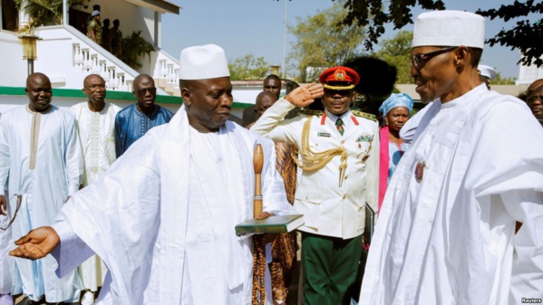 Le président de la Gambie, Yahya Jammeh, reçoit le président nigérian Muhammadu Buhari à Banjul, en Gambie, 13 janvier 2017.