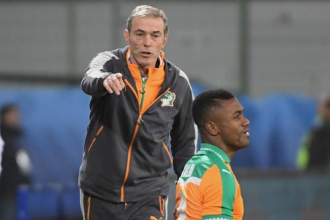 Michel Dussuyer devant son joueur Salomon Kalou. (A. Mounic/L'Equipe)