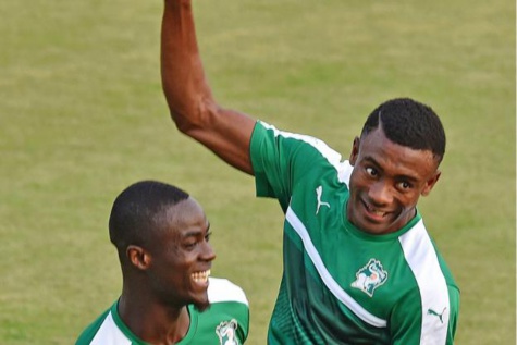 Salomon Kalou, à droite, lors d'une séance d'entraînement avec Éric Bailly. (Issouf Sanogo / AFP)