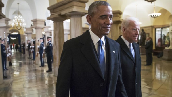 Barack Obama et le vice-président Joe Biden se rendant à l'investiture de Donald Trump, juste après avoir versé 221 millions de dollars à l'Autorité palestinienne, le 20 janvier 2017.