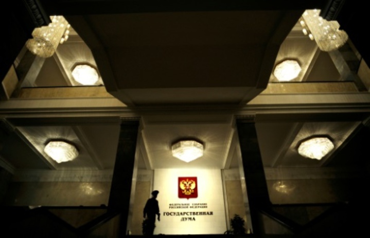 Un russe passe devant la Douma à Moscou, le 15 janvier 2010 - NATALIA KOLESNIKOVA, AFP