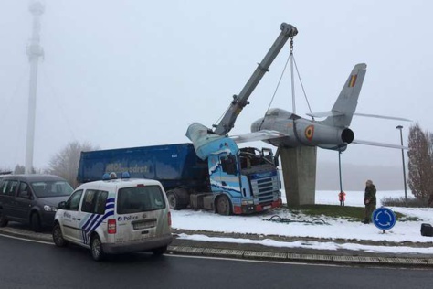 © (Photo: Twitter) Une collision insolite a eu lieu mardi matin, dans le sud de la Belgique, à Vodécée.