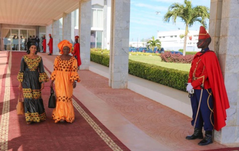 Les deux femmes d'Adama Barrow en route pour la Gambie