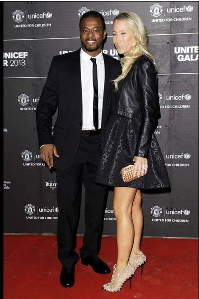 Maman, jolie blonde et supportrice des "Bleus"... découvrez Sandra, la femme de Patrice Evra ! (photo)