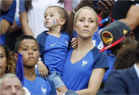 Maman, jolie blonde et supportrice des "Bleus"... découvrez Sandra, la femme de Patrice Evra ! (photo)