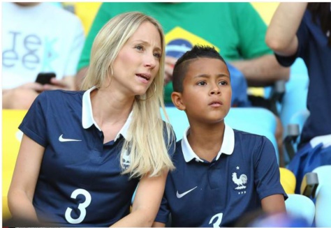 Maman, jolie blonde et supportrice des "Bleus"... découvrez Sandra, la femme de Patrice Evra ! (photo)