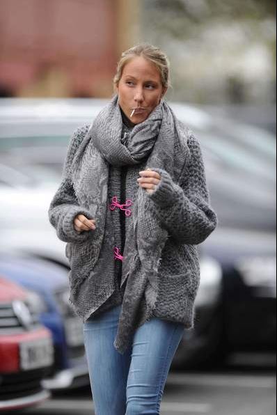 Maman, jolie blonde et supportrice des "Bleus"... découvrez Sandra, la femme de Patrice Evra ! (photo)