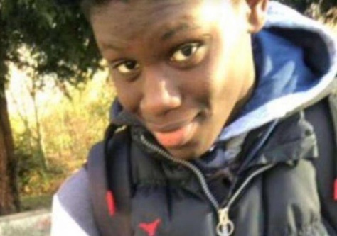 Photo Le Parisien;: Vitry-sur-Seine (Val-de-Marne), hier. C’est au 8e? étage de cet immeuble HLM (au premier plan) qu’Oumar (photo ci-dessus), un élève de 2de, vivait avec sa famille. Parmi les voisins, c’est la stupéfaction et l’effroi.