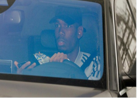Paul Pogba au volant avec son téléphone