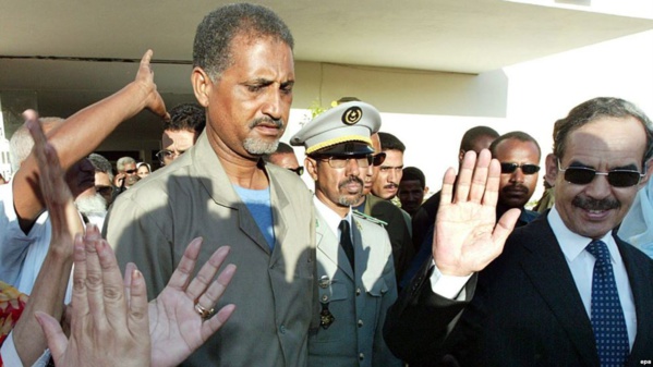 Le président de la Mauritanie, Maaouya Ould Sid 'Ahmed Taya, salue ses partisans après avoir voté dans la capitale Nouakchott, Mauritanie, 7 novembre 2003. epa/ NIC Bothma