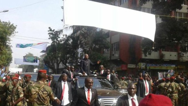 Alpha Condé Image caption Alpha Condé accueilli par la foule de retour de on voyage à Addis Abeba.