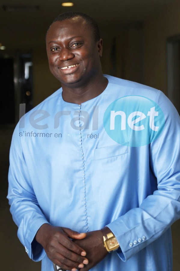 Ndiaye de la TFM en bleu et souriant, regardez
