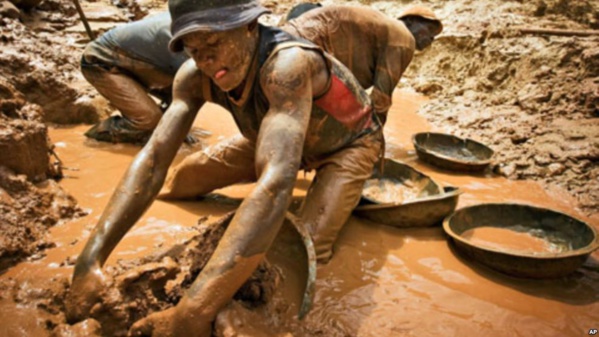 Des orpailleurs de la mine de Chudia dans la zone de Kilomoto, en RDC, le 9 septembre 2011.
