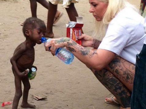 L'humanitaire danoise Anja Ringgren Loven donnant de l'eau à Hope, un petit Nigerian qui était laissé pour mort.