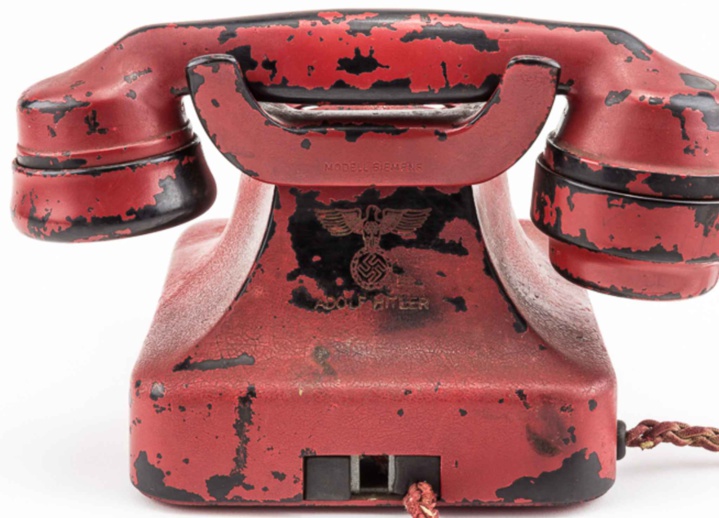 Les images du téléphone d'Adolf Hitler, avec son nom gravé au dos, sous la croix la gammée et l'insigne nazi, circulent sur la Toile.