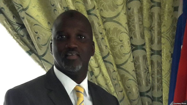 Abubacarr Tambadou, le ministre de la Justice, lors d'une rencontre avec l'ambassadeur britannique Colin Crorkin, à Banjul, Gambie, le 8 février 2017. (Ambassade britannique)